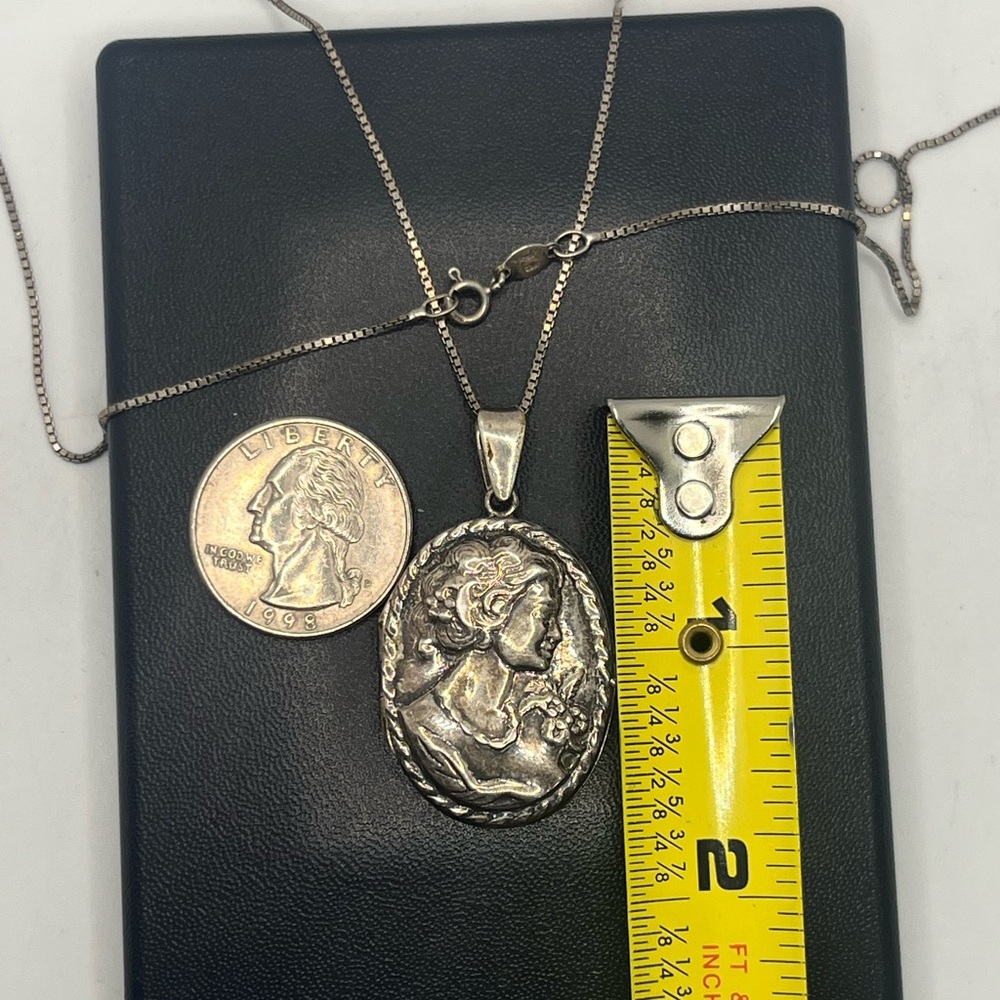1960s Italian repousse Cameo oval locket pendant chain necklace sterling silver - Picture 5 of 16